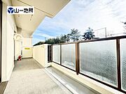 暮らしの中で光と風を演出してくれるバルコニー