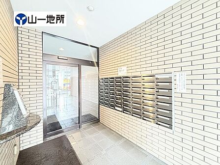 優雅さも感じられる重厚で高級感のあるエントランスです