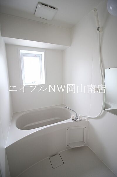 画像4:窓付きのお風呂　モデルルーム