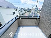 その豊かな眺望にふさわしい空間には、通風・採光にも優れ、心地よい光と風があふれています。