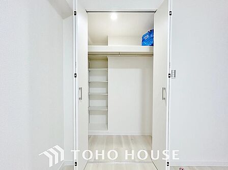 奥行きあるクローゼットを採用。衣装ケースや、掃除機といった物を収納できるような造りになっております。