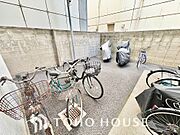 敷地内駐輪場。（空き状況、料金等はお気軽にお問い合わせください。）