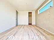 居室にはクローゼットを完備し、自由度の高い家具の配置が叶うシンプルな空間です。