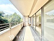 頬をなでる優しい風を感じることが出来るバルコニー。つい深呼吸をしたくなる気持ちの良い眺望です。