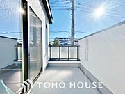 頬をなでる優しい風を感じることが出来るバルコニー。つい深呼吸をしたくなる気持ちの良い眺望です。