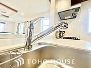 ワンタッチで浄水と原水を切り替えできる浄水器一体型水栓は水道水に含まれる有害物質を除去してくれます。