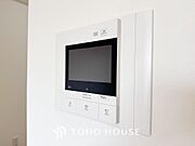 「見える安心」を実現するために、誰が訪れてもすぐにわかるようモニター付きインターホンを設置しました。