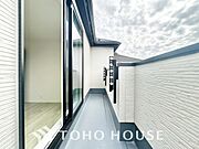 通風・採光に優れ、心地よい光と風があふれています。優しい陽射しが差し込むバルコニーとなっております。