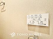 「温水洗浄機能付きトイレ」温水で洗浄できるので肌への負担を軽減できます。便座も温かく出来るので冷たくてヒヤッとすることもカバーを用意する必要もありません。汚れたときにはサッと拭けて常に清潔を保てます。