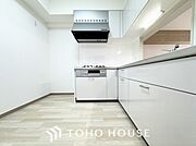 夫婦そろってキッチンに立っても調理がしやすく余裕の広さ。家事をしながら会話も弾みます。