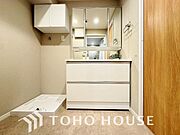 三面鏡が付いた洗面台はお掃除やメンテナンスが楽です。