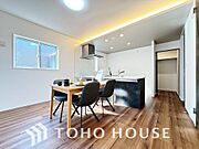 一日の中で多くの時間を過すことになるリビング。爽やかな通風と採光を存分に感じる事が出来る空間です。