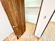 建物内部の収納には拘りました。共有部分に設けた収納。お荷物が多い方にも安心です。