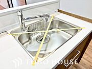 ワンタッチで浄水と原水を切り替えできる浄水器一体型水栓は水道水に含まれる有害物質を除去してくれます。