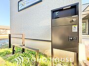 宅配ボックスは、ネットショッピングなどによって増加傾向の小型のお届け物の受け取りにができて便利です。