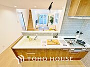 夫婦そろってキッチンに立っても調理がしやすく余裕の広さ。家事をしながら会話も弾みます。