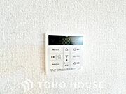 お風呂場と台所に操作リモコンがあり、キッチン近くにある給湯リモコンは、お料理の最中でもリビングで寛いでいるなかでもボタン一つで簡単に沸かせて便利ですね。