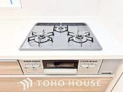 3口コンロは一度に複数のお料理を作ることができるメリットがあります。毎日のキッチンタイムを効率よく。