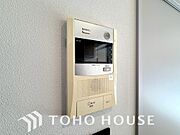 誰が来てもわかる様にモニター付きインターホンを設置。家事導線を考慮した個所に設置し、防犯性と利便性に優れ快適と安らぎを合わせた優しい設計。