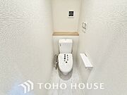 白で統一された清潔感のあるトイレ。もちろん温水洗浄機能付きです。