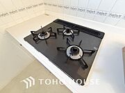 見た目に美しくインテリア性にも優れお掃除も簡単。3口コンロで忙しくても同時に調理で便利ですね。