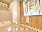 身だしなみのチェックがしやすい大きな鏡、下には収納がたっぷり。スッキリとした空間を演出いたします。