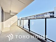 頬をなでる優しい風を感じることが出来るバルコニー。つい深呼吸をしたくなる気持ちの良い眺望です。