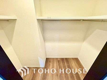 衣類から、季節物までたっぷりと収納できるウォークインクローゼットを完備。荷物を集約できるため、居室をいつでもスッキリと美しく保てます。毎日の着替えが楽しくなる、ゆとりの収納力を、ぜひ現地でご覧下さい。