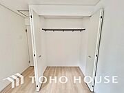 クローゼットを完備。家具の配置にも困らない設計がされており、採光と室内のバランスが絶妙です。