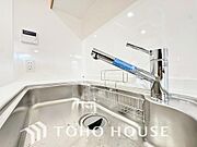 浄水と原水をボタン一つで切り替えられる浄水器一体型水洗。近年主流になりつつある人気の設備です。