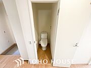 十分な広さと清潔感のあるカラーで纏まったおトイレ。時間に余裕とゆとりを持たせます。