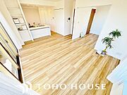 明るく穏やかな空気の中で飲んだり、食べたり、笑ったり。一日の中で多くの時間を過すことになるリビング。
