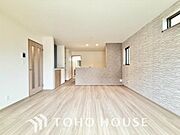 一日の中で多くの時間を過すことになるリビング。爽やかな通風と採光を存分に感じる事が出来る空間です。