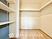 奥行きあるクローゼットを採用。衣装ケースや、掃除機といった物を収納できるような造りになっております。