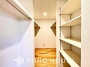 大容量のウォークインクローゼット。大きさ＆広さの感覚が画像では伝わりづらいので是非現地をご覧下さい。