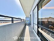 暖かい陽ざしが差込むバルコニーは、晴れた日には、洗濯物が良く乾きます。また、風通しも良好です。