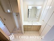 身だしなみのチェックがしやすい大きな鏡、下には収納がたっぷり。スッキリとした空間を演出いたします。