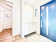 毎日みんなを見送り、そして迎え入れる場所だから。帰りたくなる家をテーマに設計した、自慢の玄関です。