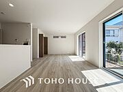 リビングも広く設け、訪れる人々を暖かく迎えてくれます。