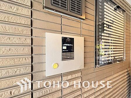 共用玄関にオートロックがあることで防犯効果が高まります。