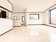 光と風があふれる開放的なリビングダイニングには自然と家族みんなが集まってきます。