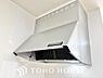 設備：昨今主流のスリムタイプのレンジフード。スタイリッシュな見た目からインテリアとしても人気がある型です。