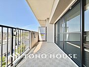 頬をなでる優しい風を感じることが出来るバルコニー。つい深呼吸をしたくなる気持ちの良い眺望です。