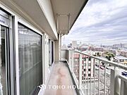 頬をなでる優しい風を感じることが出来るバルコニー。つい深呼吸をしたくなる気持ちの良い眺望です。