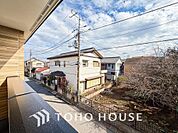 その豊かな眺望にふさわしい空間には、通風　採光にも優れ、心地よい光と風があふれています。