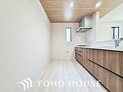 夫婦そろってキッチンに立っても調理がしやすく余裕の広さ。家事をしながら会話も弾みます。