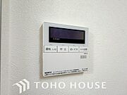 スイッチひとつで湯を浴槽に張ったり、保温や追い焚き機能を自動で行える便利なオートバスシステムを搭載。