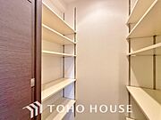 シューズインクローク。土足のまま入れるので、ゴルフバックやお子様のスポーツ用品などをそのまま収納。