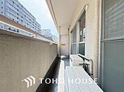 頬をなでる優しい風を感じることが出来るバルコニー。つい深呼吸をしたくなる気持ちの良い眺望です。