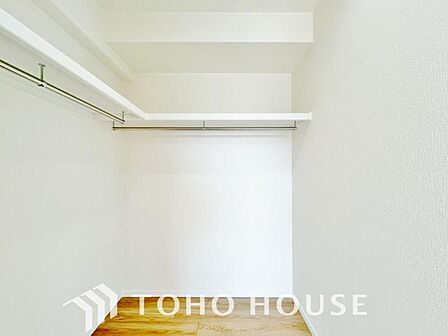 建物内部の収納には拘りました。共有部分に設けた収納。お荷物が多い方にも安心です。